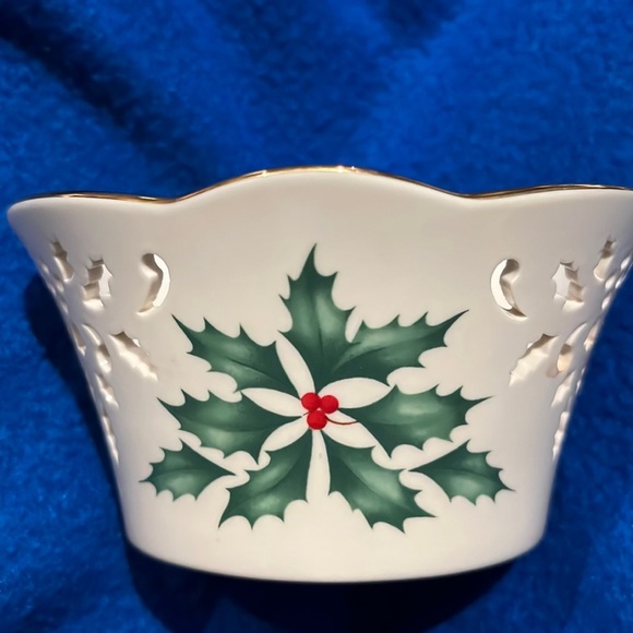 NWT Lenox Small Pierced Bowl with Holly Leaves & Berries Holiday Dimension - Picture 3 of 12